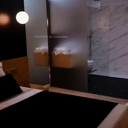 Sideway Hotel *