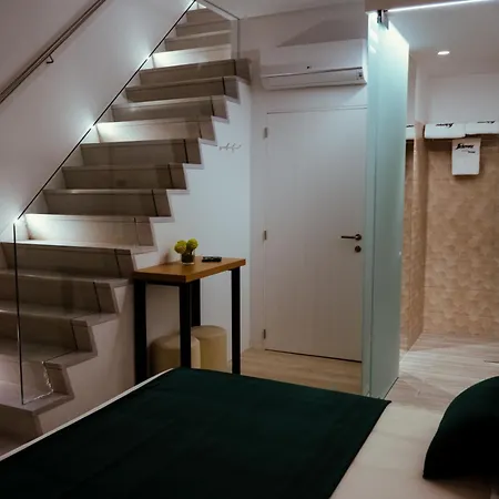 Sideway Hotel *